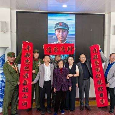 市愛國擁軍促進(jìn)會名譽(yù)會長潘新華等走訪慰問都昌縣光榮院為烈士母親慶祝生日