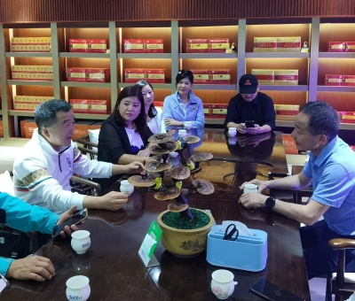 臺(tái)灣同鄉(xiāng)會(huì)和農(nóng)協(xié)蒞臨仙客來等地考察